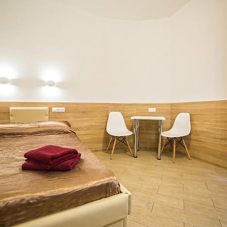 Mini Economy Apartments - Chornovola Avenue - 2 Minutes To The Opera House Lviv Ngoại thất bức ảnh