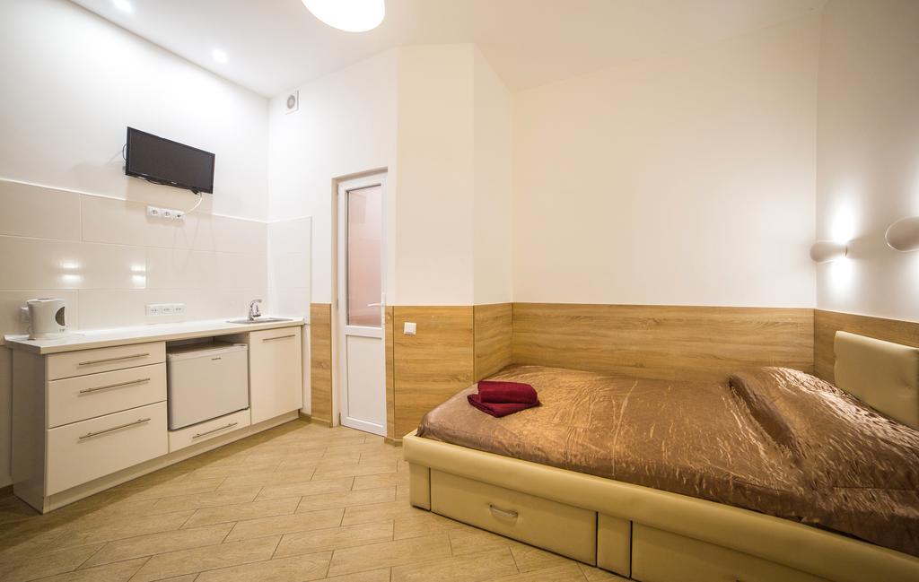 Mini Economy Apartments - Chornovola Avenue - 2 Minutes To The Opera House Lviv Ngoại thất bức ảnh