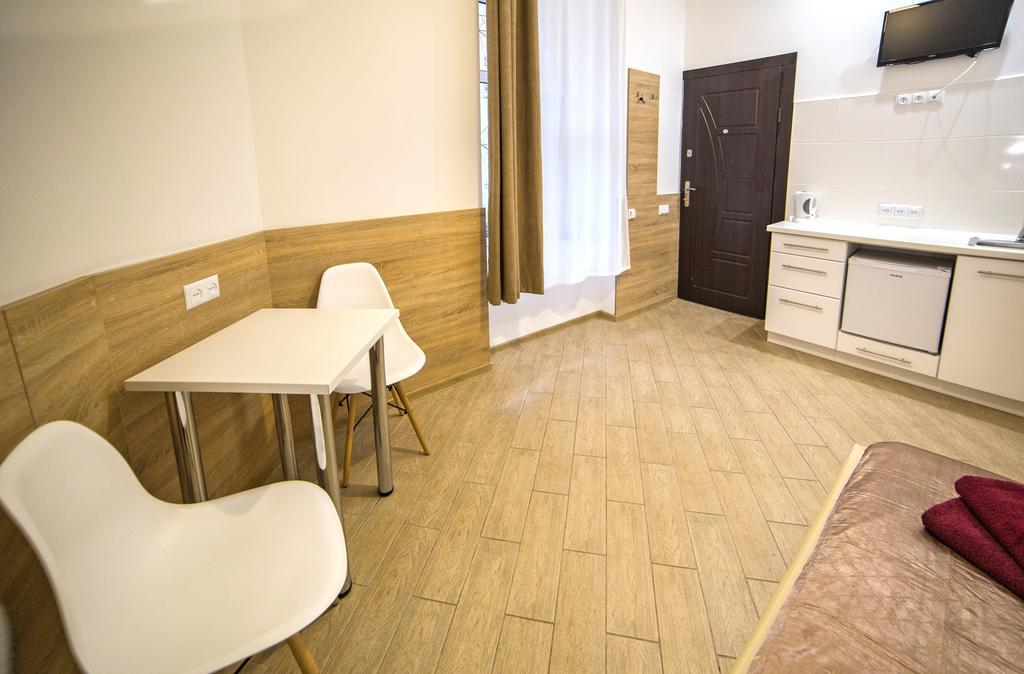Mini Economy Apartments - Chornovola Avenue - 2 Minutes To The Opera House Lviv Ngoại thất bức ảnh
